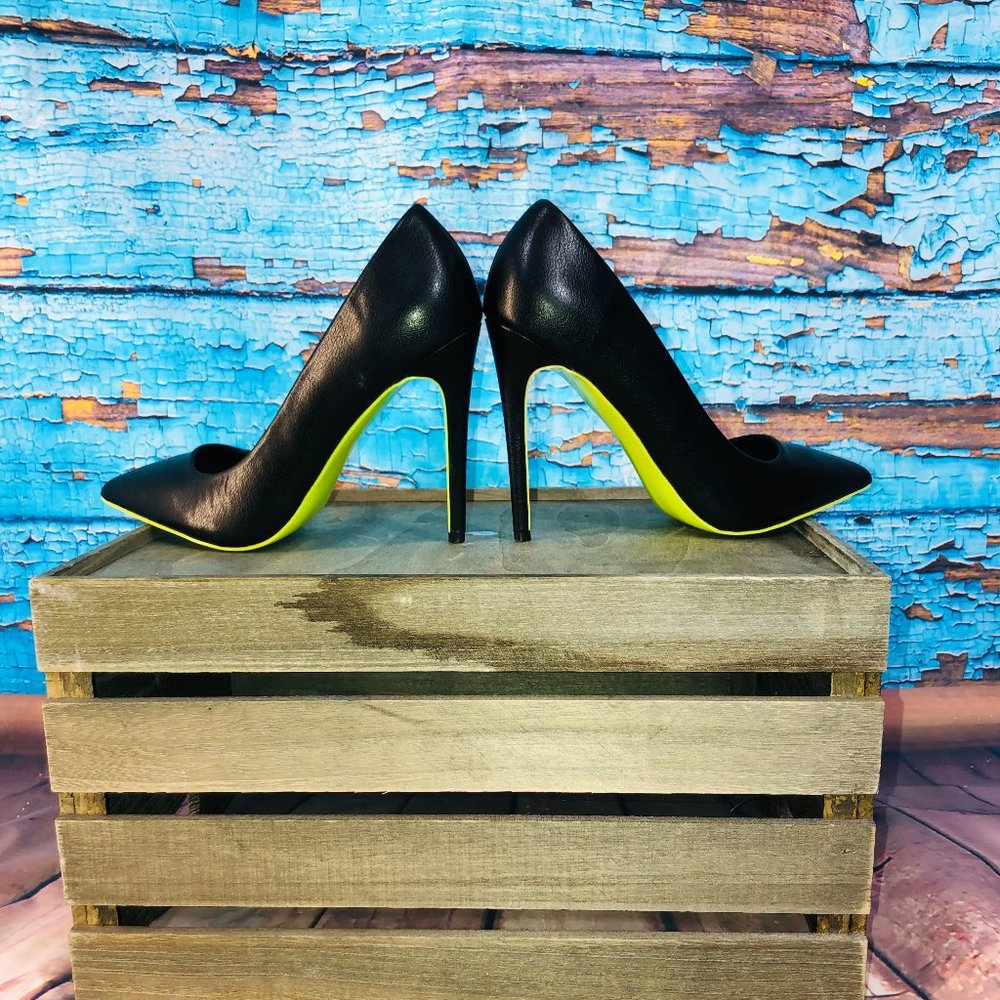 Black pointed-toe